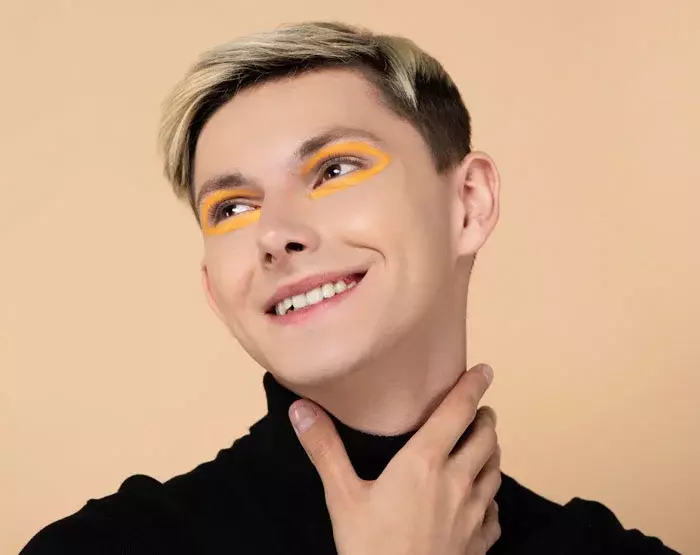 blonde-man-wearing-orange-eyeliner