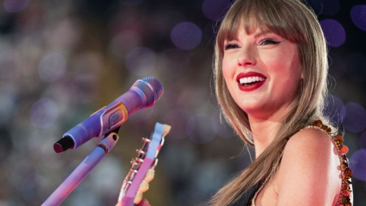 Taylor Swift smiling in front of her fans