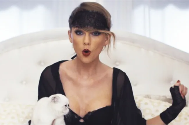 Image of Taylor Swift Bowing Down