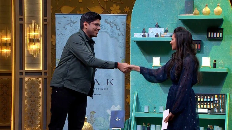 Shark Tank India judge Peyush Bansal shaking a deal hand. 