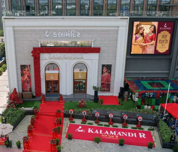 Image of a billboard that says sajj hajj ke put outside the Kalamandir store in Ahmedabad 